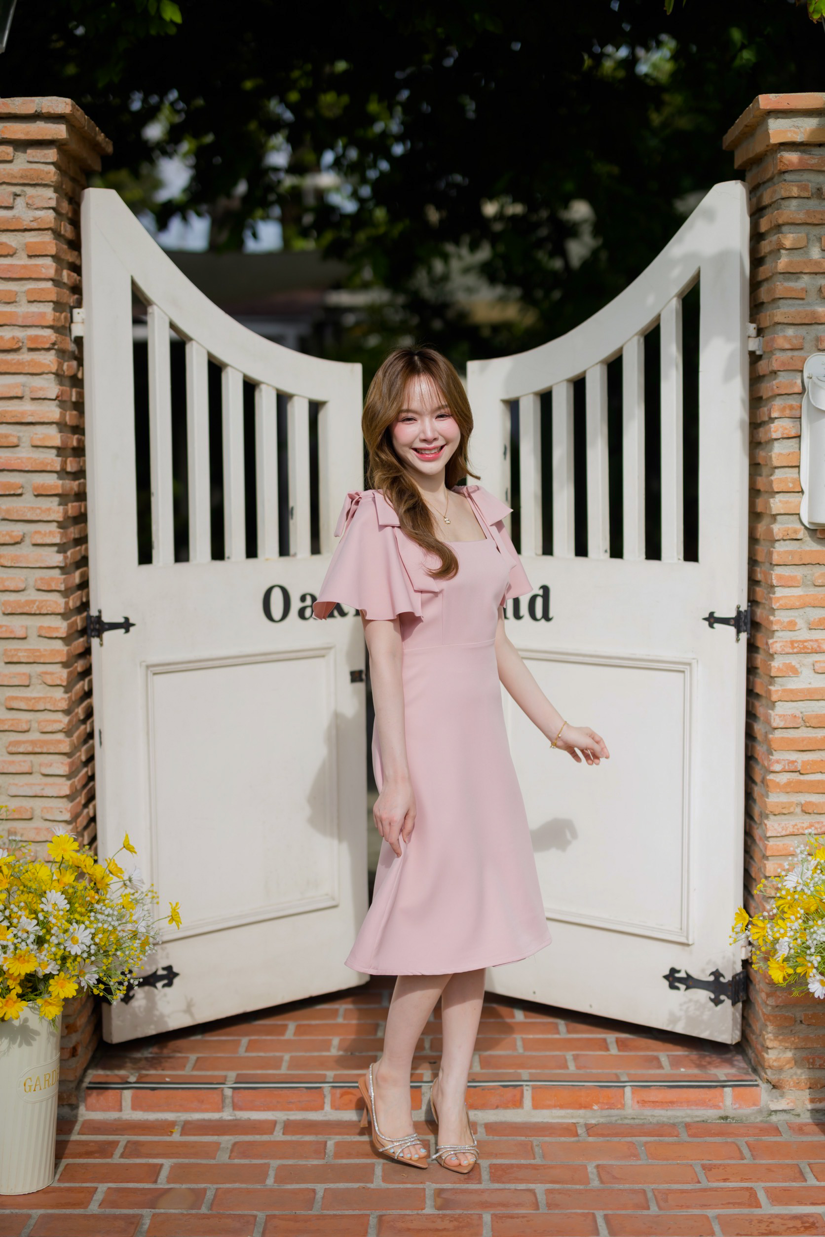 Bellette Bow Shoulder Dress : สีชมพู