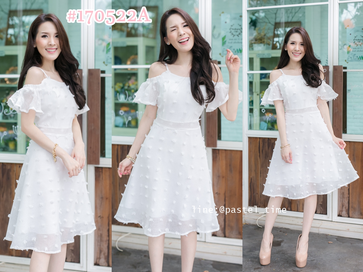 Nametha Sweet Off-shoulder Dress : สีขาว