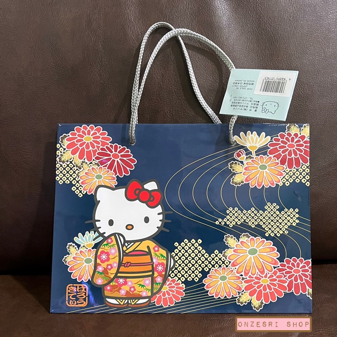 ถุงกระดาษ Hello Kitty Japan Limited ลาย Kimono ขนาด 27 x 20 x 10 ซม. กระดาษสวยอาบมัน หูหิ้วเป็นเชือก หน้า-หลังลายเดียวกัน