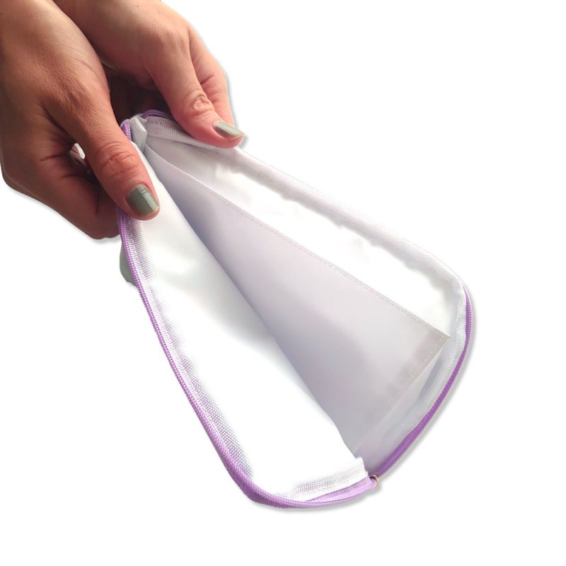 กระเป๋าใส่หน้ากากอนามัย Sanrio Always Good Friends Mask Pouch กันน้ำได้ ใส่ของเล็กน้อยได้ ด้านในมีผ้าที่ทำจากวัสดุช่วยป้องกันแบคทีเรีย ขนาด 20 x 13 x 1.5 ซม.