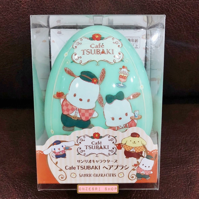 หวี Pochacco Cafe Tsubaki Hair Brush (Limited) สีเขียว ขนาด 6.5 x 9.5 ซม. ไม่มีวางขายทั่วไป มีเฉพาะที่คาเฟ่เฉพาะกิจที่ญี่ปุ่นเท่านั้น