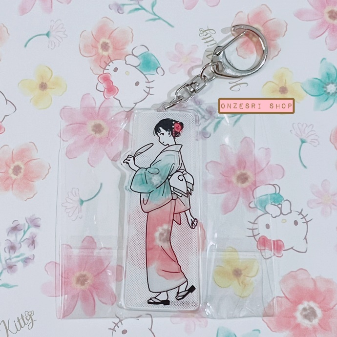 พวงกุญแจอะคริลิค Walking around the season จากศิลปินญี่ปุ่น Kamome Fuyuno ตรงที่เป็นเสื้อผ้าจะทำเป็นแบบใส ไว้ถ่ายกับพื้นหลังน่ารัก ๆ เปลี่ยนลายชุดได้ เฉพาะตัวอะคริลิกสูงประมาณ 6.5 ซม. มี 6 แบบให้เลือก