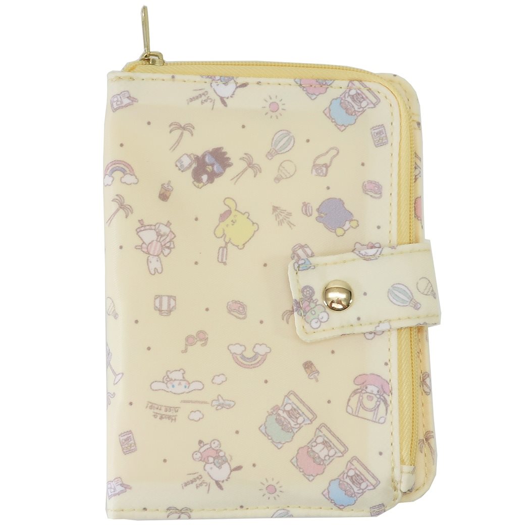กระเป๋า Flat Pouch & Tissue Case ลาย Sanrio Travel สีเหลือง ด้านหน้าเป็นช่องซิป ทำเป็นกระเป๋าสตางค์ได้ มีกระดุมแป๊กติด กางออกใส่มาสก์ได้ ด้านหลังใส่ทิชชู่ได้ ขนาด 13.5 x 10 x 4 ซม. / ตอนกาง 20 x 13.5 ซม.