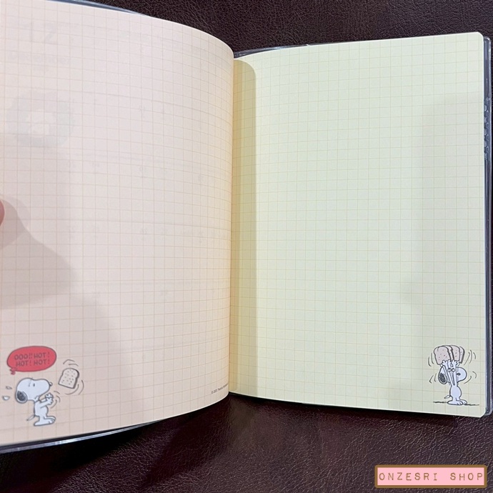 สมุด 2026 Schedule Book เล่มกลาง B6 ลาย Snoopy Music สีพีชเทา ลายทอง ขนาด 13.2 x 18.8 x 0.6 ซม. (64 หน้า) มีให้จดตั้งแต่เดือน 10/2025 - 12/2026 เป็นปฎิทินแบบ monthly