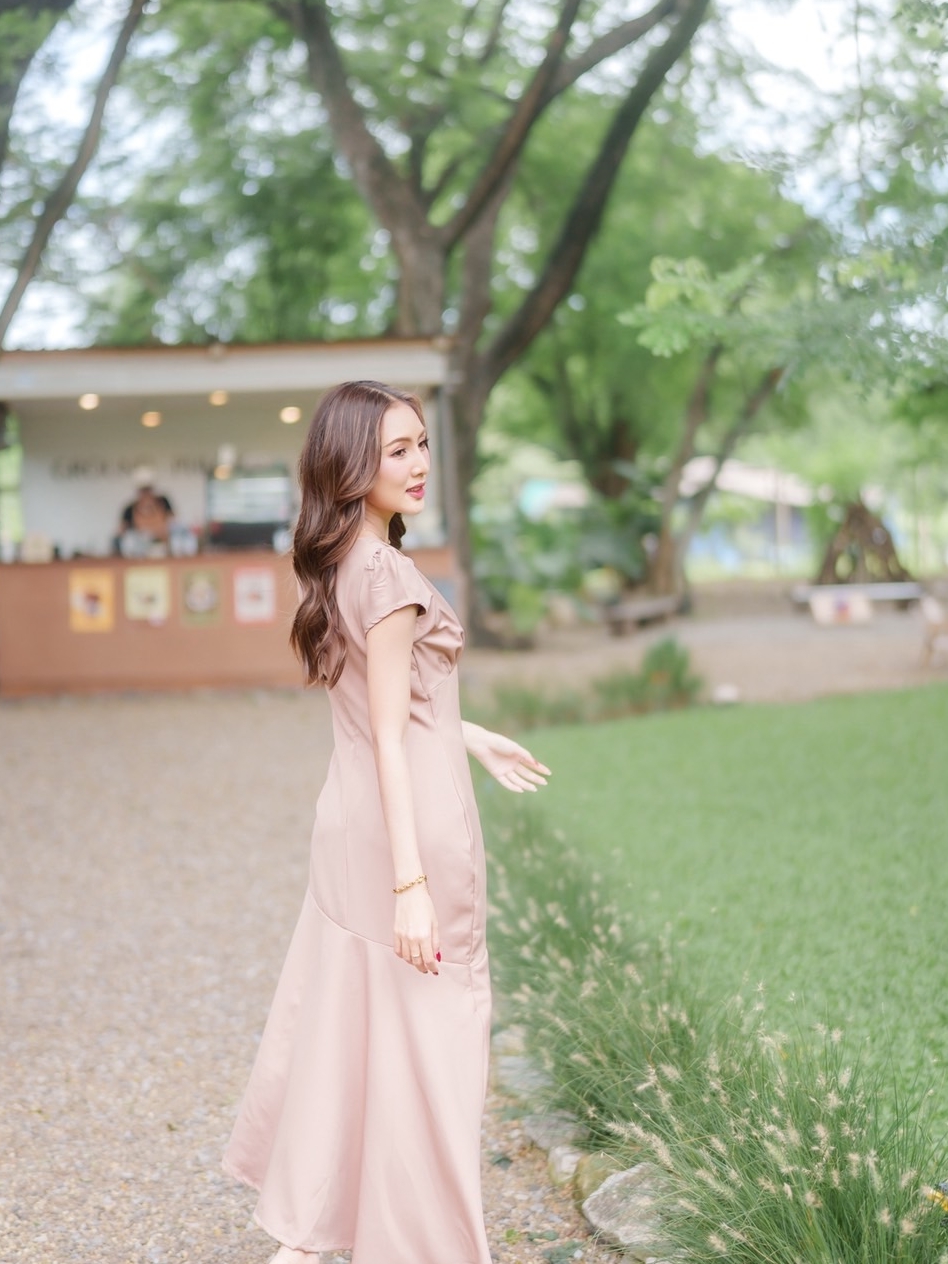 Petal Sway Maxi Dress : สีโอวัลติน