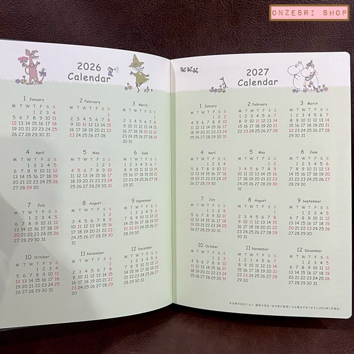 สมุด 2026 Schedule Book เล่มหนา B6 ลาย Moomin Comic Design สีเขียว ขนาด 13.5 x 18.8 x 1.1 ซม. (176 หน้า) มีให้จดตั้งแต่เดือน 10/2025 - 12/2026 เป็นปฎิทินแบบ monthly & weekly