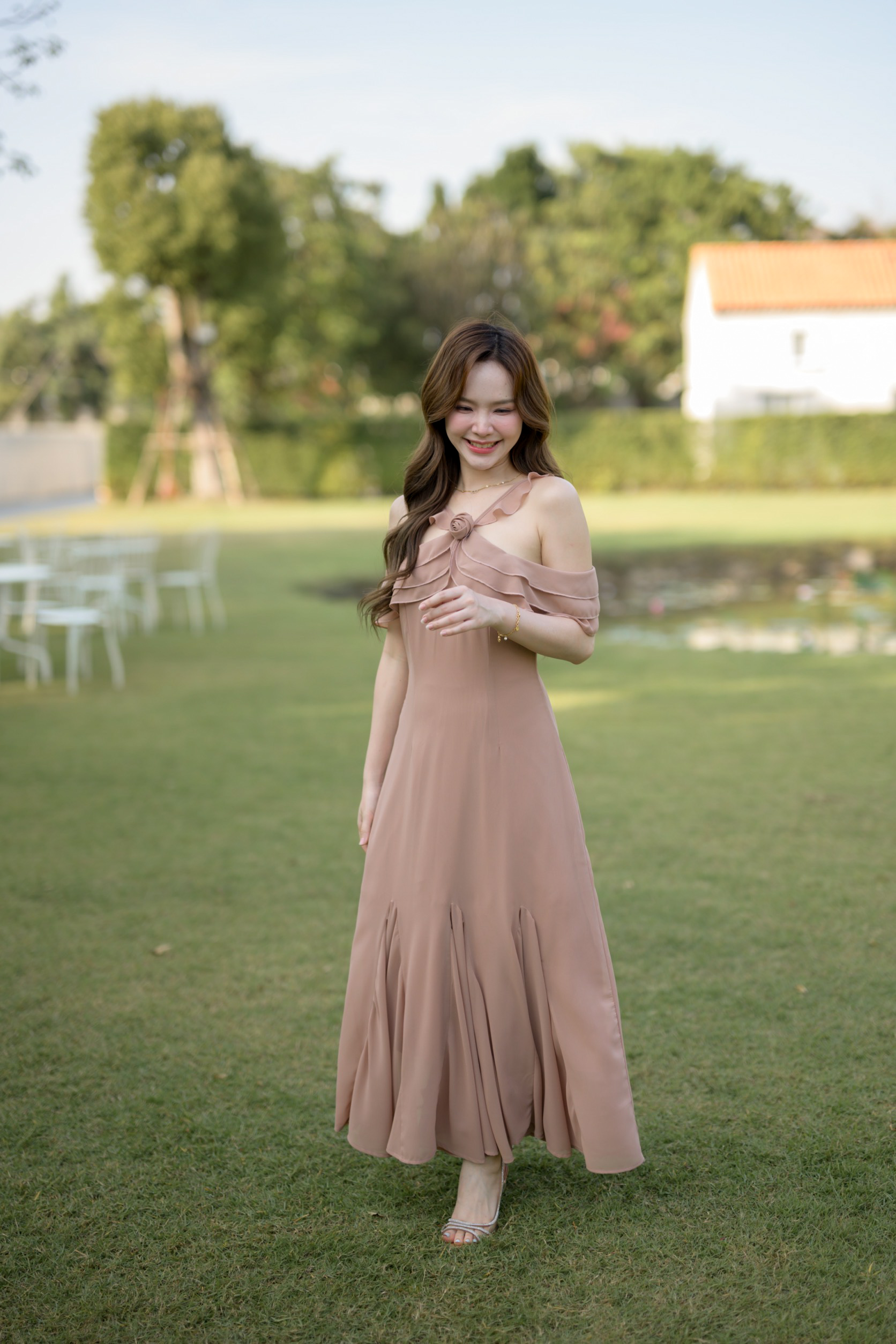 Fay Off-Shoulder Maxi Dress – Ovaltine สีโอวัลติน