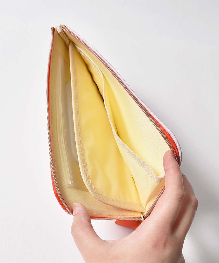 กระเป๋า seepo Mask Pouch แบบ Parfait เป็นกระเป๋าใส่ของ เครื่องสำอาง มีช่องใส่ทิชชู่เปียกหรือกระดาษทิชชู่ สามารถเปิดดึงออกจากด้านหน้าได้เลย สะดวกมาก ด้านในใส่หน้ากากอนามัยได้ ขนาด 13 x 21 x 1.5 ซม.