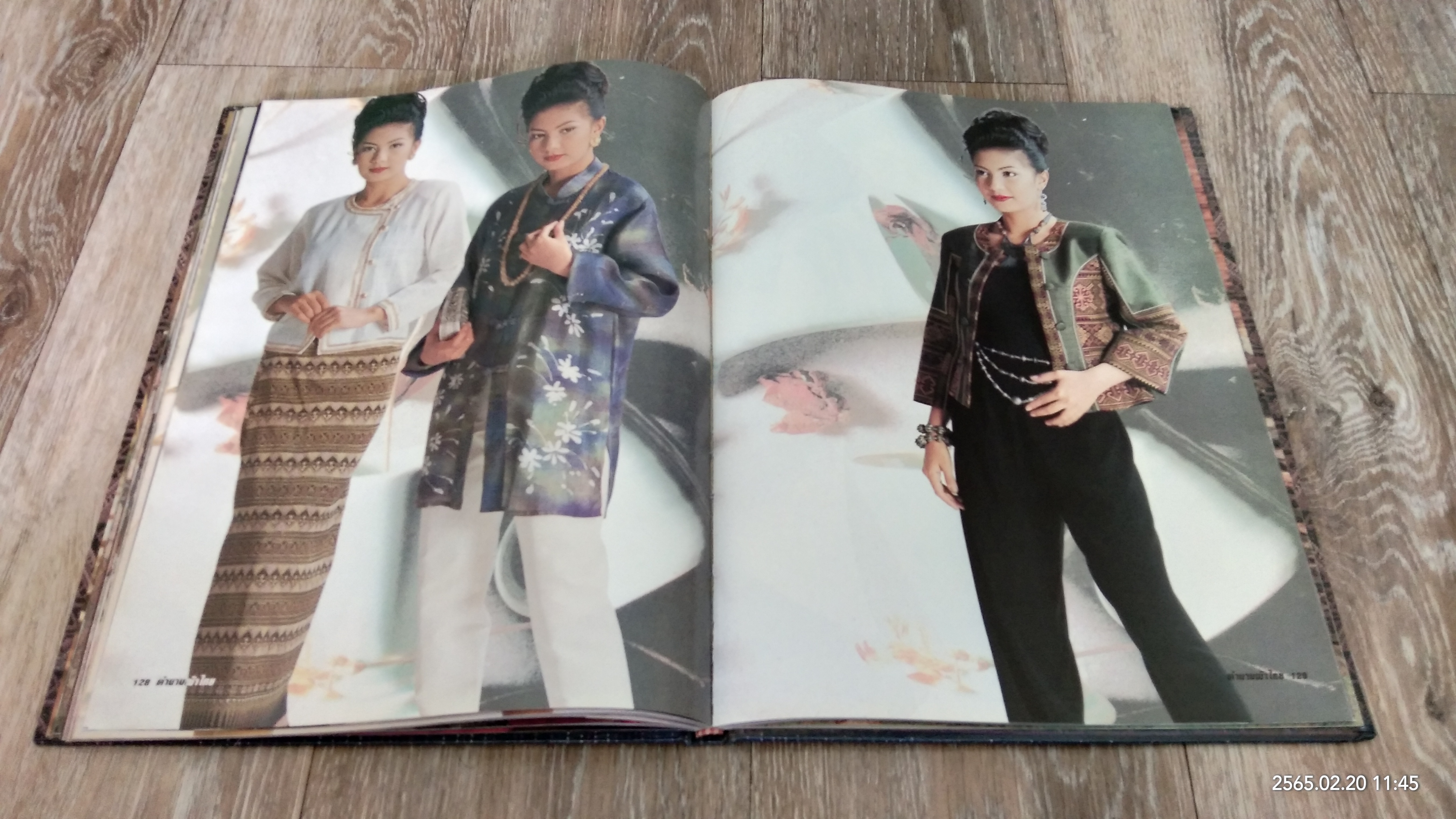 แฟชั่น เดอลุค ฉบับ รวมผ้าไทย