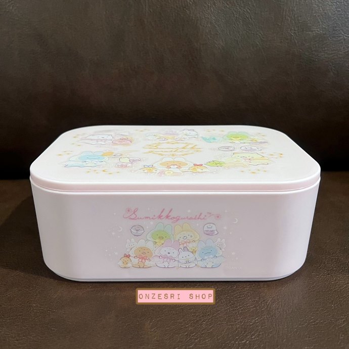 กล่องเก็บของ Sumikko Gurashi Rabbit's Mysterious Charm Accessory Case & Mirror (Limited) แบบสีชมพู ขนาด 15.5 x 11 x 6 ซม. ด้านในเป็นกระจก มีช่องแบ่งเก็บของ ไม่มีวางขายทั่วไป เป็นแบบต้องลุ้นกับทางหน้าร้าน San-X ที่ญี่ปุ่นเท่านั้น