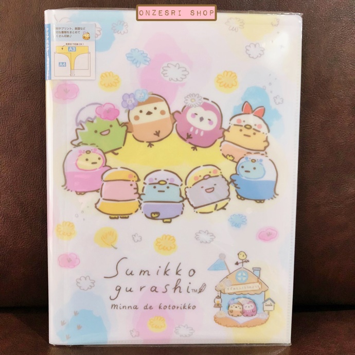 แฟ้ม A4 ลาย Sumikko Gurashi Minna de Kotorikko ลายรวมตัว ด้านในใส่เอกสารได้สองด้านซ้ายขวา เป็นแบบ pocket ใส่ได้ 10 ช่อง