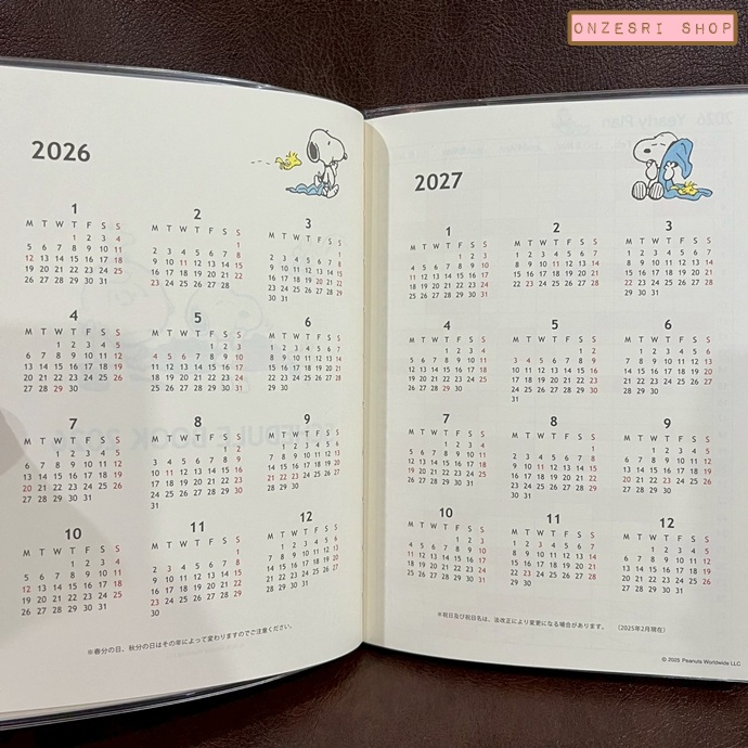 สมุด 2026 Schedule Book เล่มกลาง B6 ลาย Snoopy Music สีพีชเทา ลายทอง ขนาด 13.2 x 18.8 x 0.6 ซม. (64 หน้า) มีให้จดตั้งแต่เดือน 10/2025 - 12/2026 เป็นปฎิทินแบบ monthly