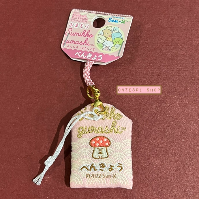 เครื่องรางญี่ปุ่นนำโชค Sumikko Gurashi แบบสีชมพู (การศึกษา) ทำจากผ้าญี่ปุ่น ขนาด 3.2 x 4.5 ซม.