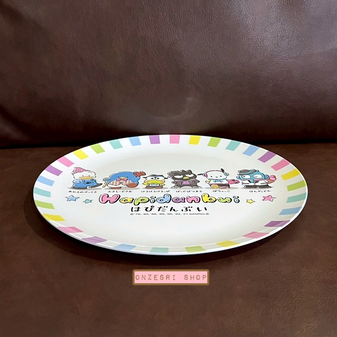จานเมลามีนใบใหญ่ Hapidanbui Sanrio (Limited) สีขาว เส้นผ่านศูนย์กลาง 26.5 ซม. ไม่มีวางขายทั่วไป เป็นแบบต้องลุ้นกับทางหน้าร้าน Sanrio ที่ญี่ปุ่นเท่านั้น