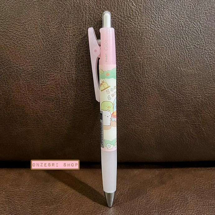 ปากกาหมึกดำ Pilot Opt. ลาย Sumikko Gurashi Forest สีชมพู ตรงคลิปที่หนีบเป็นแบบกด หนีบได้แน่น ไม่หลุดง่าย