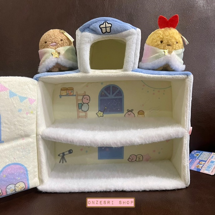 เซ็ตบ้านตุ๊กตา Sumikko Gurashi Hoshizora Sampo เป็นแบบหอดูดาว มาพร้อมตุ๊กตาไซส์ SS 2 ตัว (Tokage, หางกุ้งเทมปุระทอด) ขนาด 21.5 x 20 x 9.5 ซม.