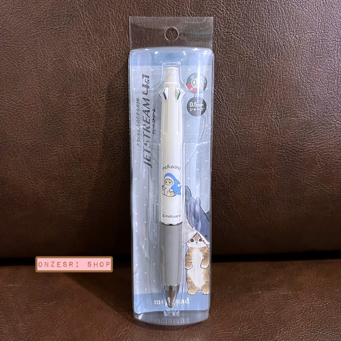 ปากกา Jetstream 4+1 ลาย mofusand (สีขาว-เทา) เป็นปากกาหมึก 4 สี ดำ แดง เขียว น้ำเงิน หัว 0.5 และเป็นดินสอกดในแท่งเดียวกัน