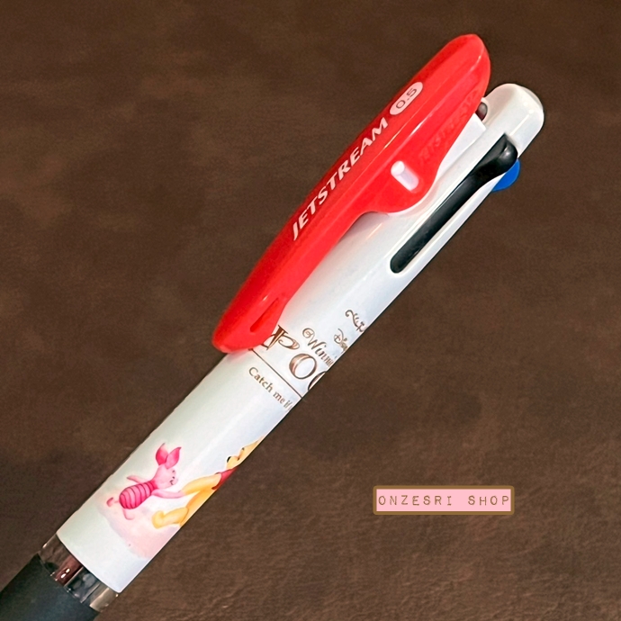 ปากกา Disney Jetstream 0.5 ลาย Pooh & Piglet หมึกมี 3 สี แดง ดำ น้ำเงิน ตรงที่เสียบเป็นแบบคลิป ติดแน่น