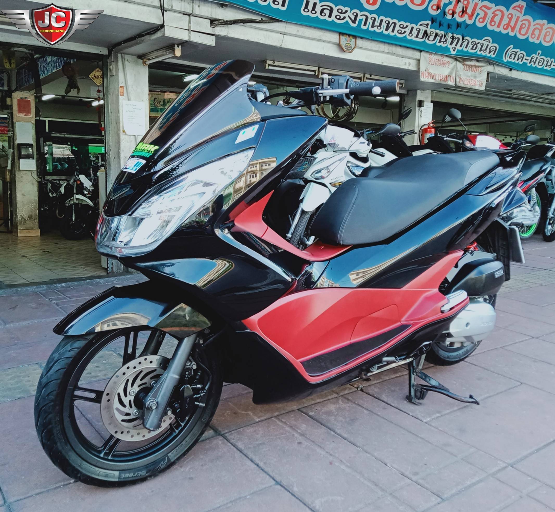 รถโคตรตลาดมาใหม่อีกคัน HONDA PCX150 Smart Key จดทะเบียนปลายปี59 คันนี้แต่งมาให้หมดแล้วไม่ใส่แต่ชักอย่างเดียว บอกเลยขี่สนุก ชุดสีแท้ทั้งคันแทบไม่มีตำหนิ