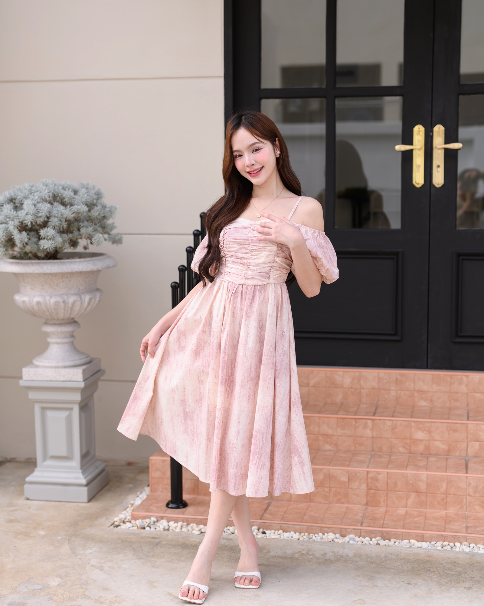 Pastel Puff Sleeve Dress เดรสเปิดไหล่แขนพอง : สีชมพู