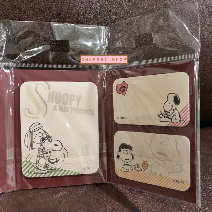 กระดาษโน้ตมีกาว Delfino Sticky Note แบบเล่ม ลาย Snoopy Vintage Pilot เล่มสีน้ำตาล ใช้คั่นหน้าหรือแปะเขียนข้อความได้ มีกาวด้านหลัง มี Sticker ที่สามารถทำเป็น index ได้ด้วย ขนาด 9 x 7 x 1 ซม. มีลายด้านใน 13 ลาย