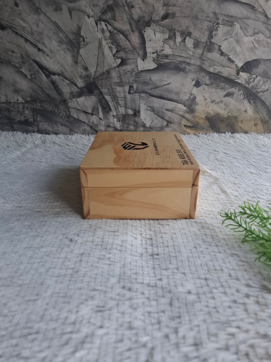 กล่องไม้สนฝาล็อค