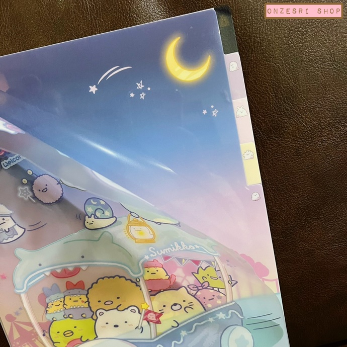 แฟ้ม A4 ลาย Sumikko Gurashi Welcome to the Night Park แยกใส่เอกสารได้ 5 ช่อง ด้านหน้าเป็นรูปตัวการ์ตูนไดคัทใส่เอกสารได้