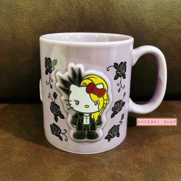 แก้วเซรามิค Yoshikitty Mug (Limited) สีม่วง ขนาด 9 x 9 ซม. ตรงลายทำเป็นนูน ๆ น่ารักมาก ไม่มีวางขายทั่วไป เป็นแบบต้องลุ้นกับทางหน้าร้าน Sanrio ที่ญี่ปุ่นเท่านั้น (สีจริงสีม่วงสวย พอดีถ่ายกับพื้นสีน้ำตาลแล้วสีเพี้ยนค่ะ)