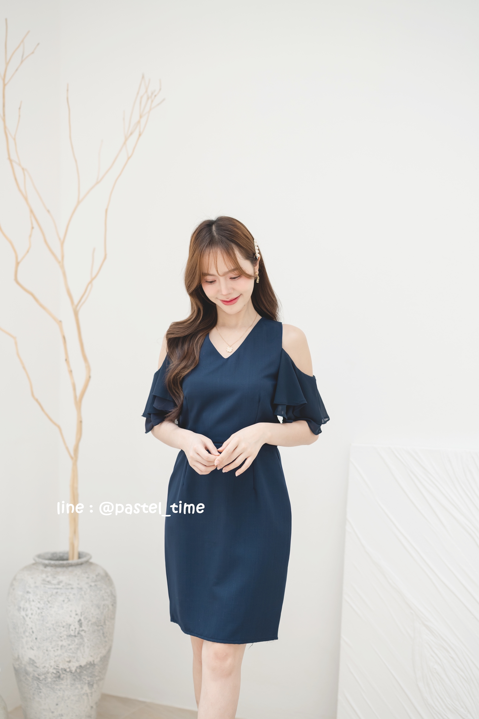 Vela off-shoulder dress : สีกรม