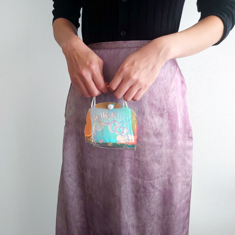 Sanrio Mask Bag แบบ Hello Kitty (2nd) เป็นที่เก็บหน้ากากอนามัยแบบพับได้ ทำจาก TPU เป็นโฮโลแกรมวิ้ง ๆ มีกระดุมติด เวลาเก็บแล้วเอาสายหน้ากากมาทำเป็นหูกระเป๋า ขนาด 12 x 12 x 1.5 ซม.