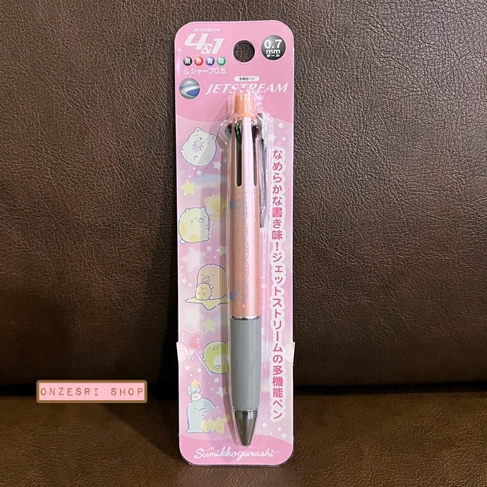 ปากกา Jetstream 4+1 ลาย Sumikko Gurashi Stars (สีชมพู) เป็นปากกาหมึก 4 สี ดำ แดง เขียว น้ำเงิน หัว 0.7 และเป็นดินสอกดในแท่งเดียวกัน