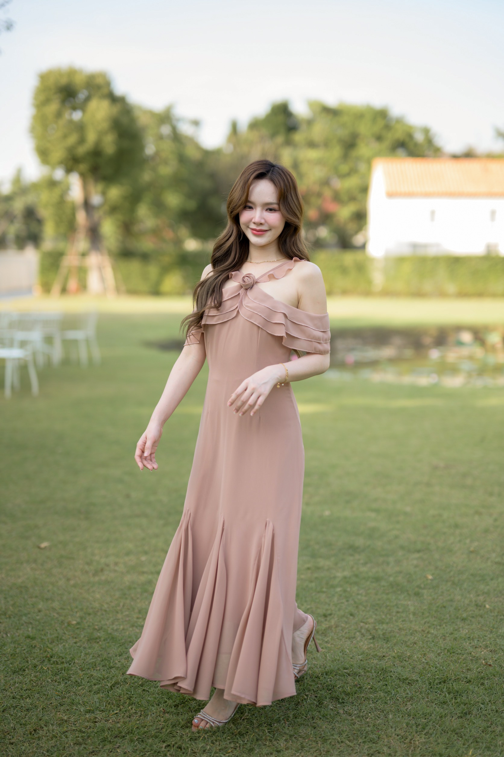 Fay Off-Shoulder Maxi Dress – Ovaltine สีโอวัลติน