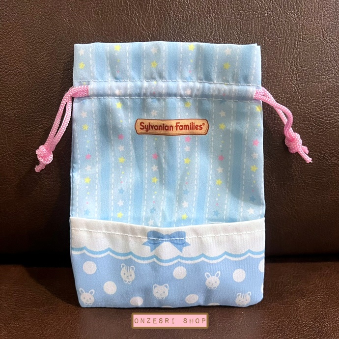 กระเป๋า Sylvanian Families Outing Pouch & Tote Bag แบบ Futon (Blue) ทำจากผ้า ขนาด 11 x 14.5 ซม. ตรงลายทำเป็นฉากเอาไว้เล่นกับตัวตุ๊กตาได้ มีช่องสำหรับใส่ตุ๊กตา