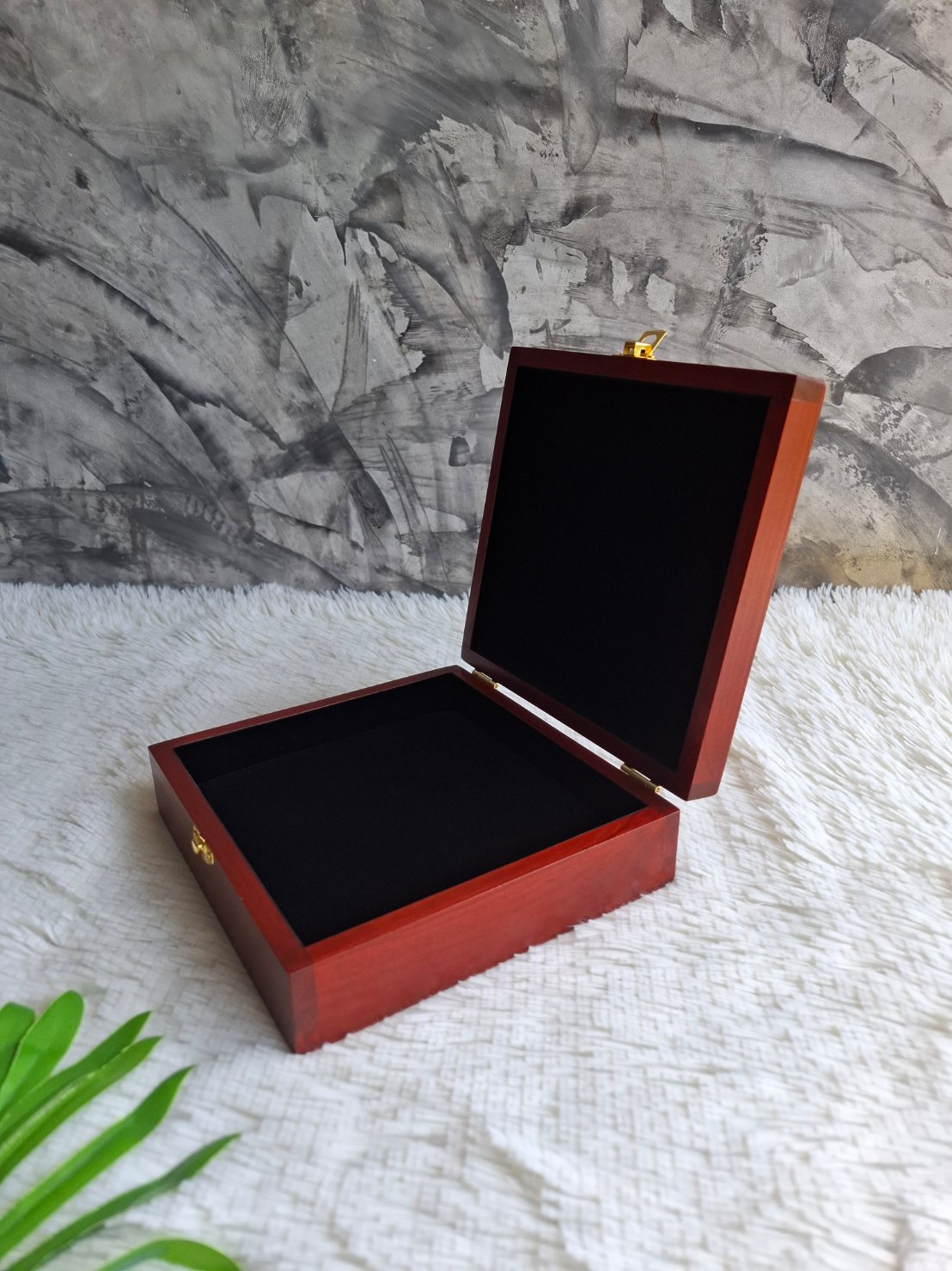 กล่องไม้สนฝาล็อค สีเชอรี่