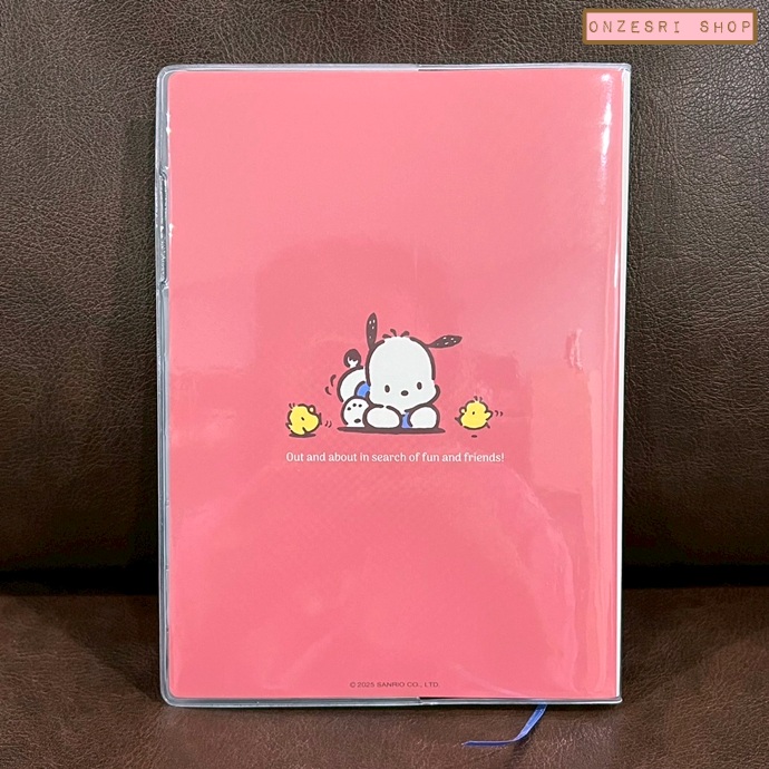 สมุด 2026 Schedule Book เล่มหนา B6 ลาย Pochacco สีแดง ขนาด 13.5 x 18.7 x 1.3 ซม. (192 หน้า) มีให้จดตั้งแต่เดือน 10/2025 - 3/2027 เป็นปฎิทินแบบ monthly & weekly แบบช่อง มี sticker