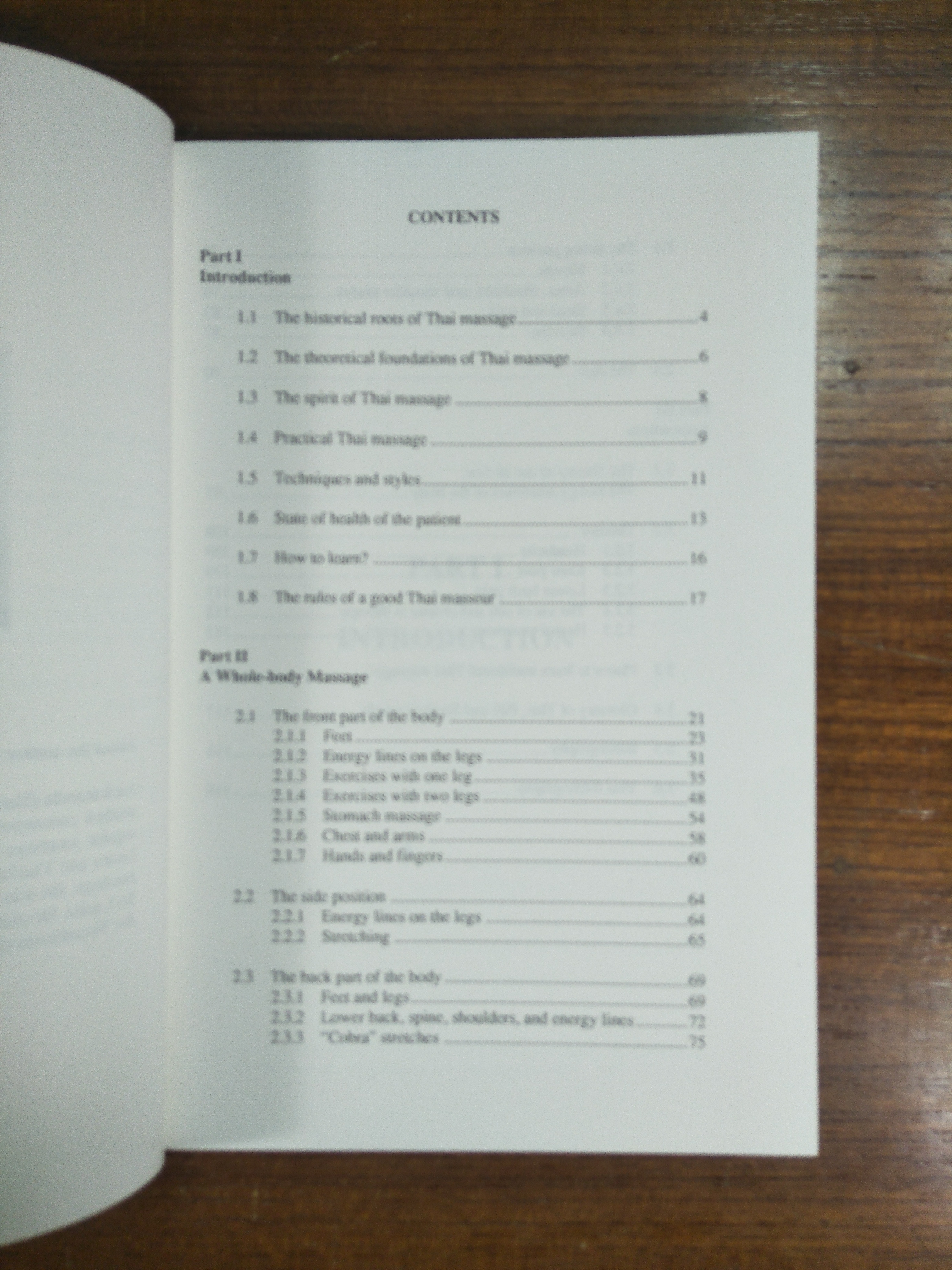 THE ART OF TRADITIONAL THAI MASSAGE / Editions Duang Kamol