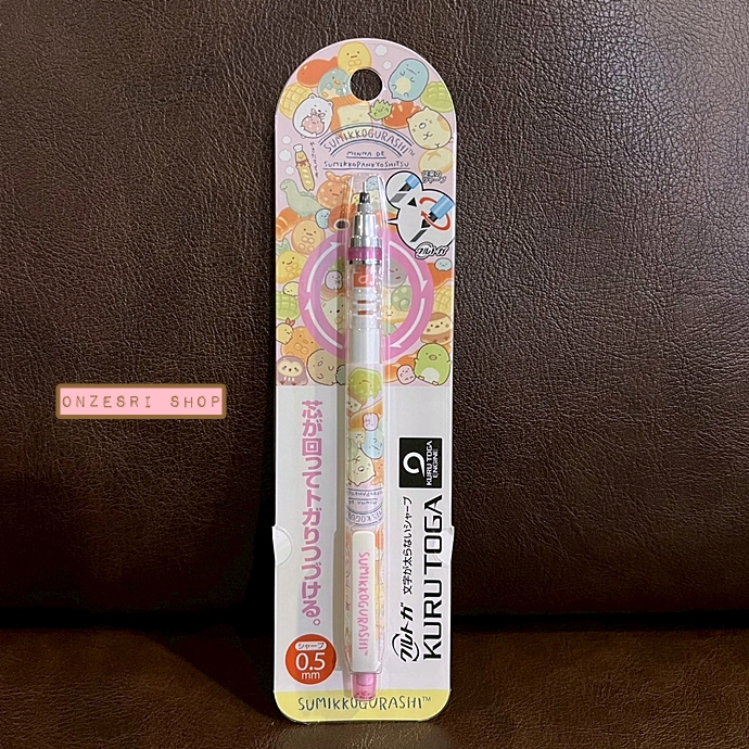 ดินสอกด Kurutoga ลาย Sumikko Gurashi Bread Shop ลายพร้อย หัว 0.5 แบรนด์นี้ขึ้นชื่อด้านมีระบบเหลาไส้เองในตัวดินสอ ทำให้เวลาเขียนเส้นจะคมชัดตลอด