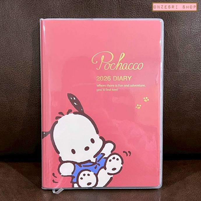 สมุด 2026 Schedule Book เล่มหนา B6 ลาย Pochacco สีแดง ขนาด 13.5 x 18.7 x 1.3 ซม. (192 หน้า) มีให้จดตั้งแต่เดือน 10/2025 - 3/2027 เป็นปฎิทินแบบ monthly & weekly แบบช่อง มี sticker