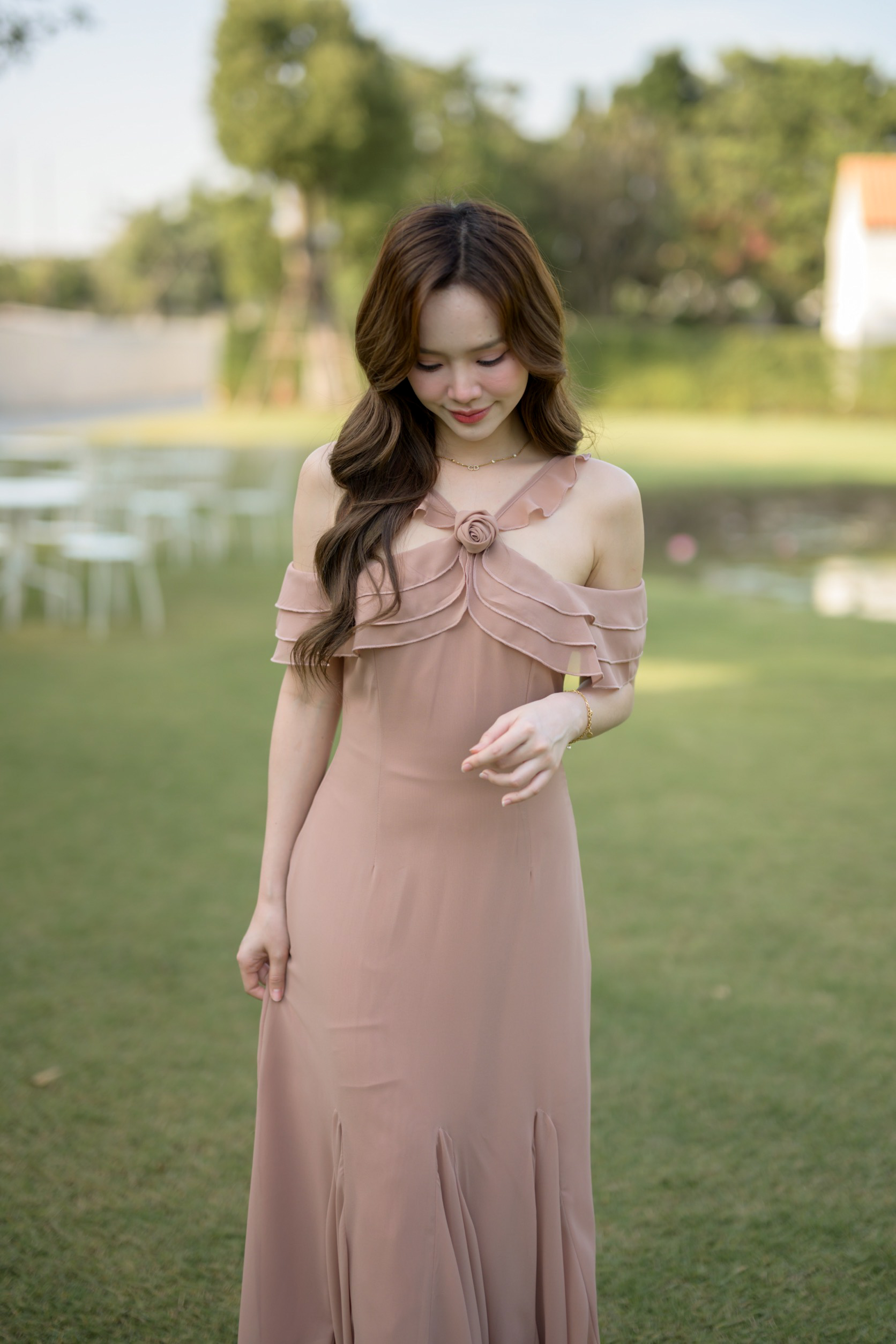 Fay Off-Shoulder Maxi Dress – Ovaltine สีโอวัลติน