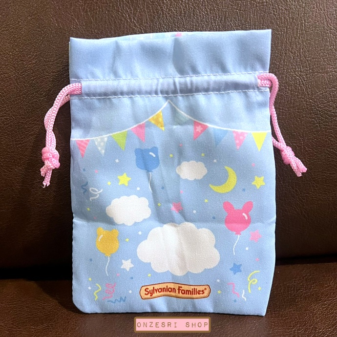 กระเป๋า Sylvanian Families Outing Pouch & Tote Bag แบบ Futon (Blue) ทำจากผ้า ขนาด 11 x 14.5 ซม. ตรงลายทำเป็นฉากเอาไว้เล่นกับตัวตุ๊กตาได้ มีช่องสำหรับใส่ตุ๊กตา