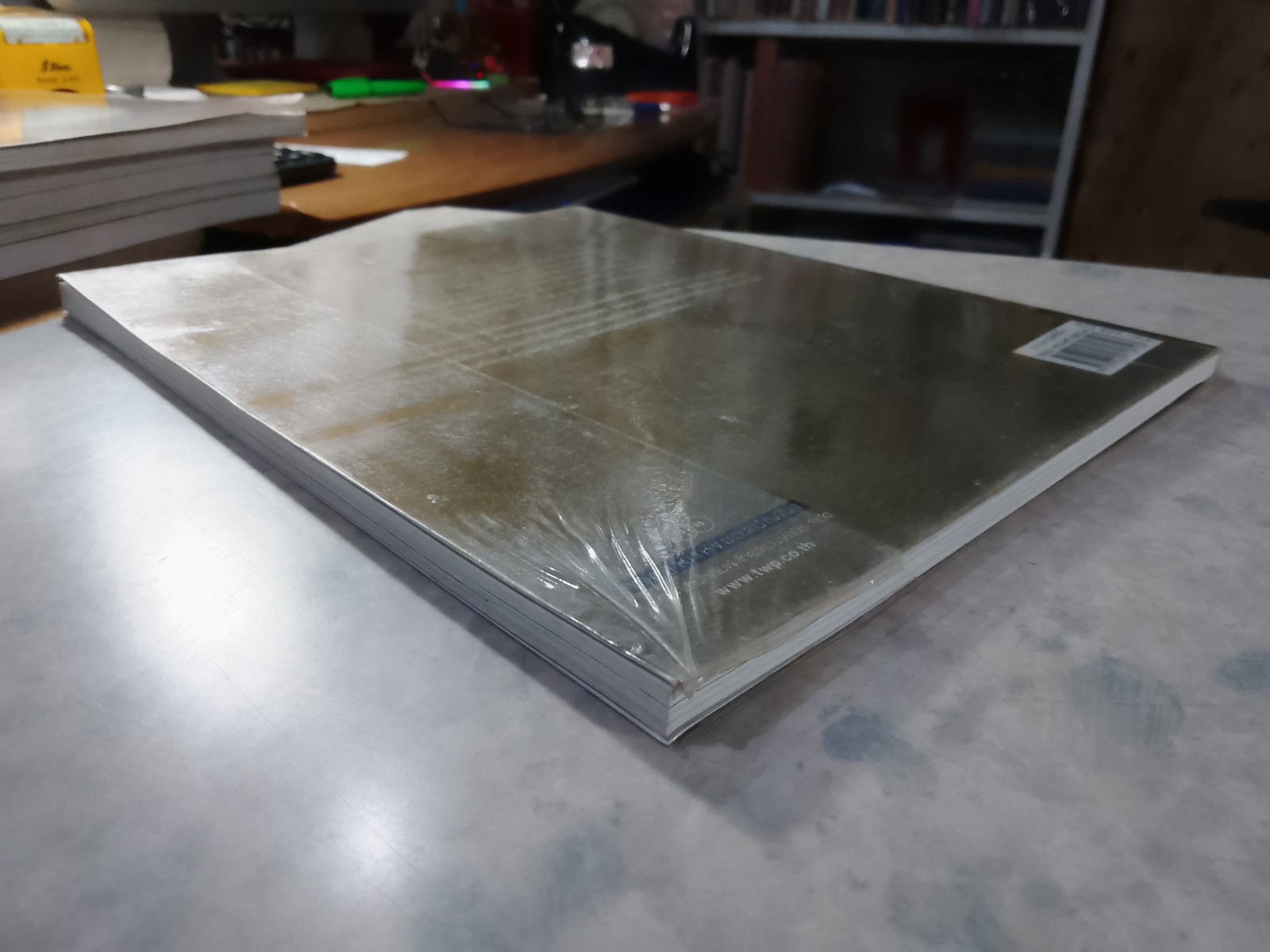 ใต้ร่มพระบารมีปกเกล้าฯ ธรรมะกษัตริย์ รัชกาลที่ ๙ / ธัญญาภรณ์ ภู่ทอง