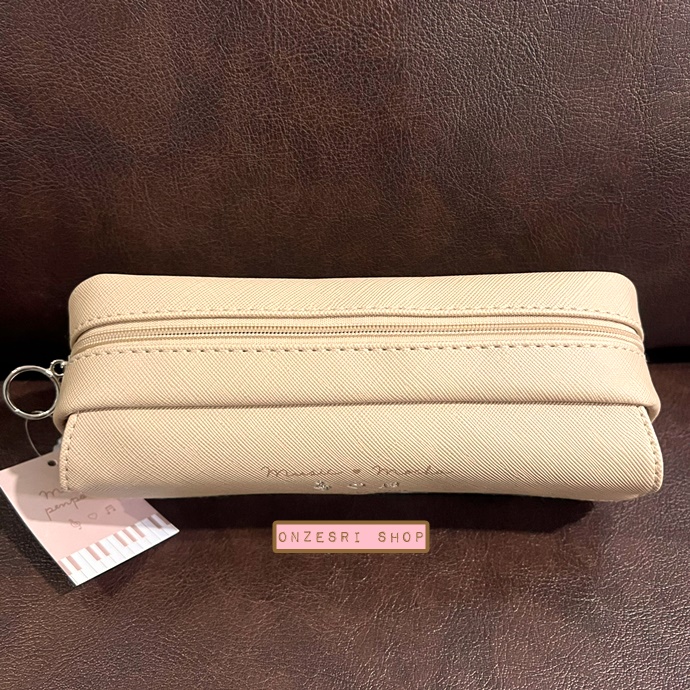กระเป๋าเครื่องเขียนรูปเปียโนสีน้ำตาลอ่อน Music Mocha Pen Pouch จากญี่ปุ่น ใส่ของได้ 2 ช่อง ช่องหน้ากับช่องซิปด้านใน ทำจากหนัง PU ขนาด 6.5 x 18.5 x 5 ซม.