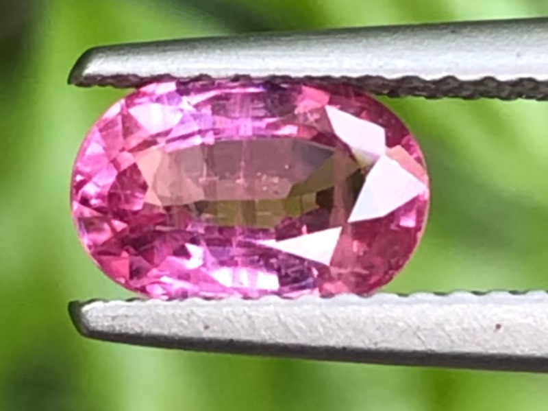 พลอย พัดพารัดชา(Padparadscha Sapphire) 1.56 กะรัต (Cts.)