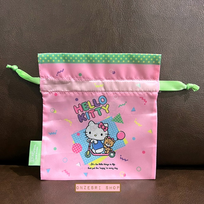 กระเป๋ารูดเชือก Sanrio Happy Everyday Drawstring Collection เป็นเหมือนผ้าลื่น ๆ ขนาด 15 x 16 ซม. มี 6 แบบให้เลือก