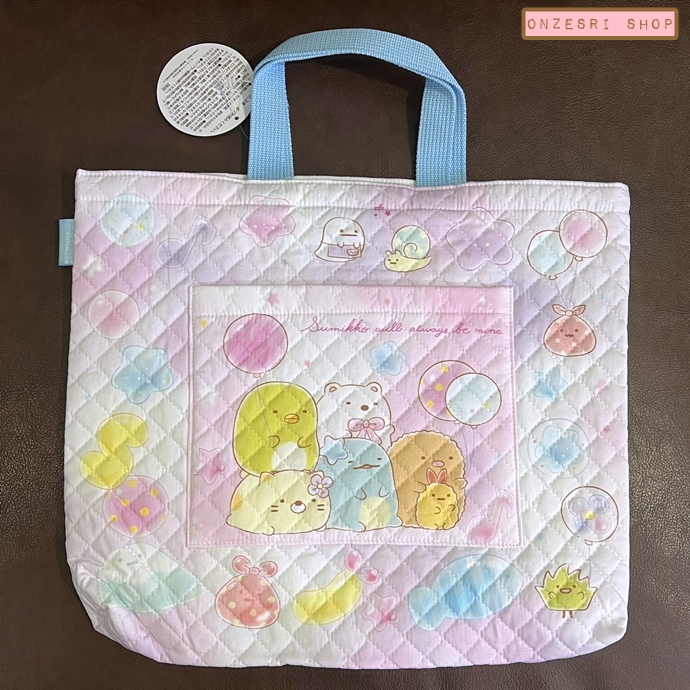กระเป๋า Sumikko Gurashi Go Go School! Happy School 2025 Lesson Bag เป็นแบบเย็บบุ ๆ น่ารัก มีช่องใส่ของด้านนอก 1 ช่อง ขนาด 38 x 34 ซม.