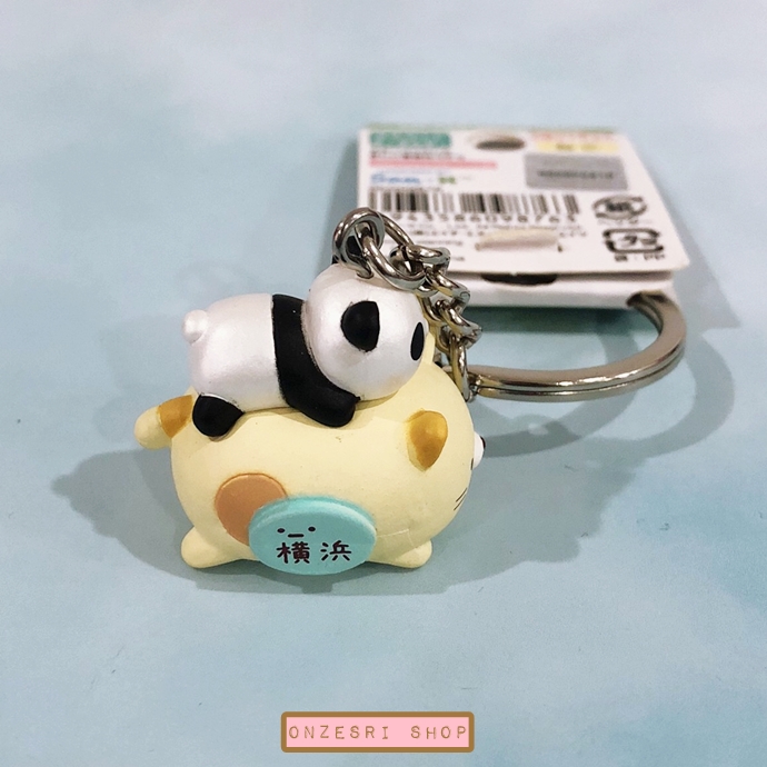พวงกุญแจ Sumikko Gurashi Yokohama (Limited) เป็นแบบแมว Neko มาพร้อมกับแพนด้าและไผ่ ขนาดตัวพวงกุญแจ (ไม่รวมสาย) 3 x 2.5 ซม.