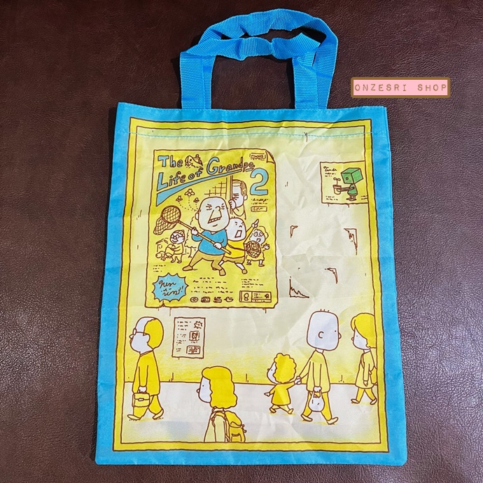 กระเป๋า Shinsuke Yoshitake Eco Bag จากญี่ปุ่น ทำเป็นแบบปกหนังสือภาพ มีหูหิ้ว สูงประมาณ 30 ซม. ทำจากผ้าร่มบาง ไม่หนา มี 4 แบบให้เลือก