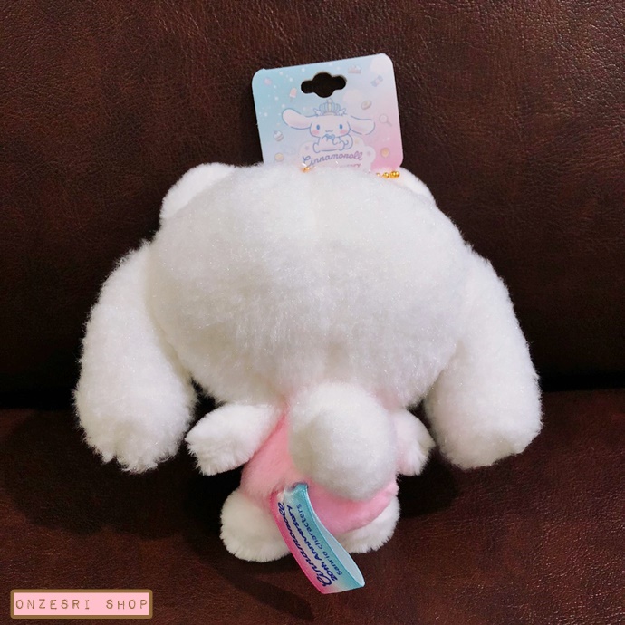 พวงกุญแจตุ๊กตา Cinnamoroll 20th Anniversary x Hello Kitty ขนาด 13 x 15 x 8 ซม.