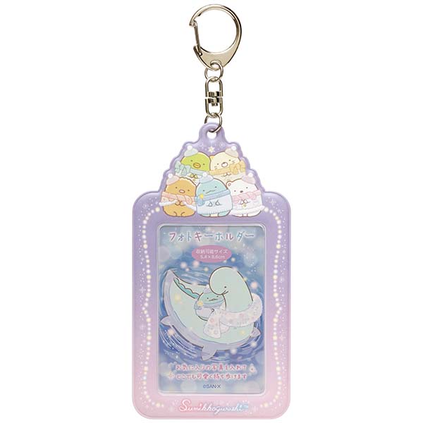 พวงกุญแจใส่การ์ด/โพลารอยด์/รูป/บัตร Sumikko Gurashi Tokage, Mom and Sparkling Night ขนาด 14 x 7.5 ซม./ ช่องใส่ขนาด 8.6 x 5.4 ซม. ทำจาก PVC แบบ Winter