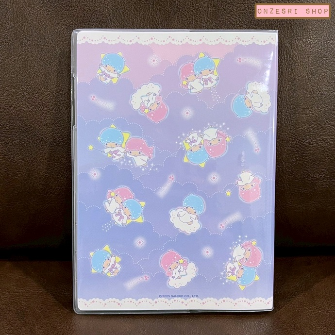 สมุด 2026 Schedule Book เล่มหนา B6 ลาย Little Twin Stars สีม่วงลายพร้อย ขนาด 13.5 x 18.7 x 1.3 ซม. (192 หน้า) มีให้จดตั้งแต่เดือน 10/2025 - 3/2027 เป็นปฎิทินแบบ monthly & weekly แบบช่องยาว มี sticker